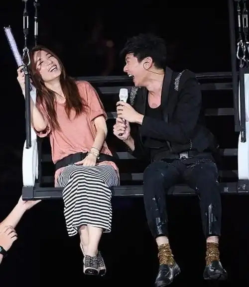 hebe林俊杰互相调侃关系暧昧 网友直呼在一起