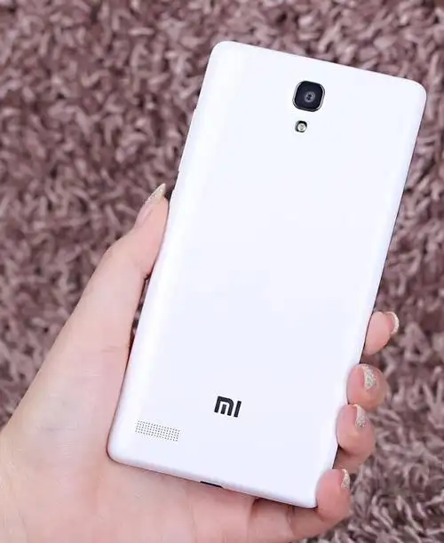 从白色塑料后盖以及下方的米字logo来看,这个手机型号应该是红米note1