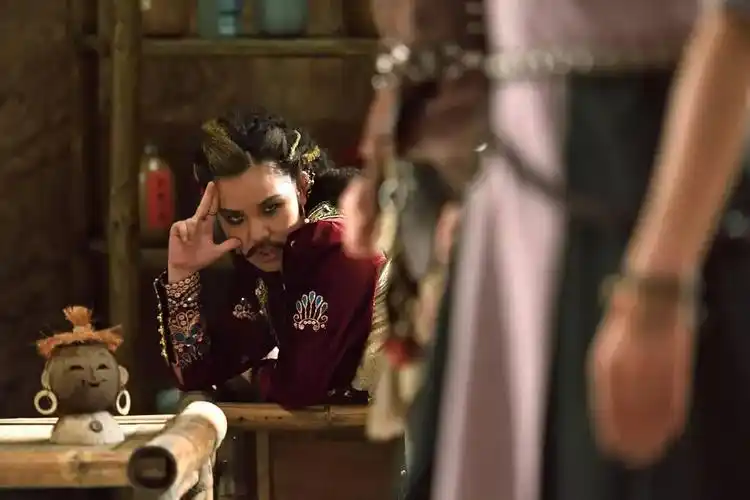 饰演一名叫"慕容正英"的茅山道士——显然,这一角色是在向著名的"僵尸