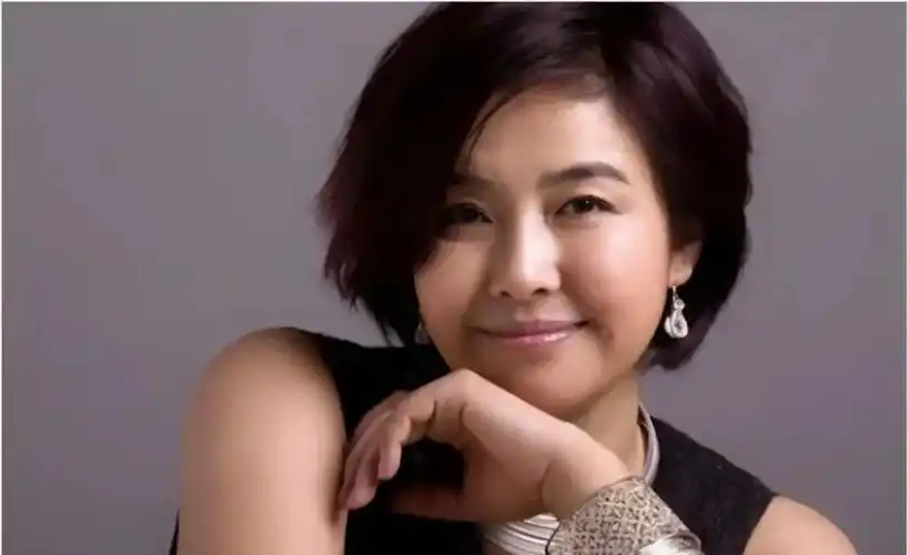 48岁戏骨王澜近照曝光,因患病身材严重发福,如今成妈妈专业户-图7