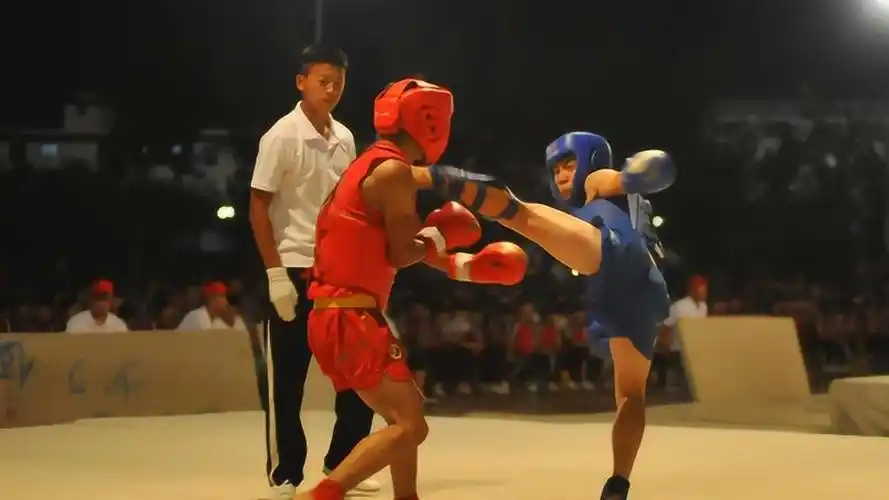 超激烈的散打比赛,功夫男孩在场上动作灵活,反应迅速,很好看!