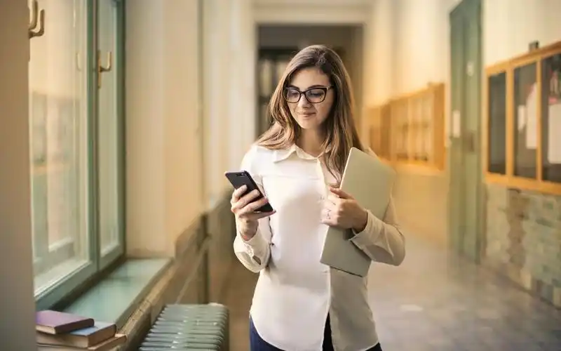 拿手机的漂亮女生图片壁纸2