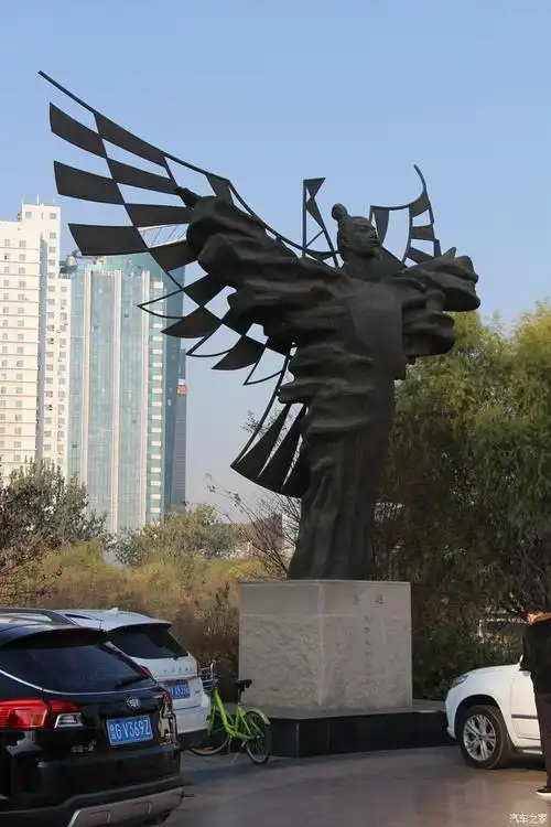 风筝博物馆正对着的是鲁班的铜像