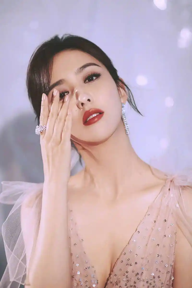 佟丽娅终于放开了!穿香槟色深v长裙,大秀"事业线",太惊艳!