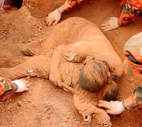 世界上最伟大的母爱八张照片感动亿万网友忍不住让人泪目