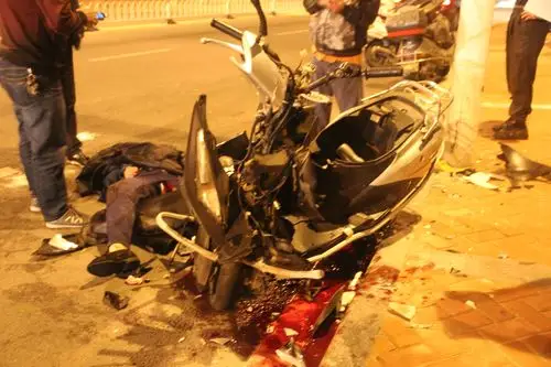 石狮两小伙凌晨酒后开摩托撞路灯杆一死一伤