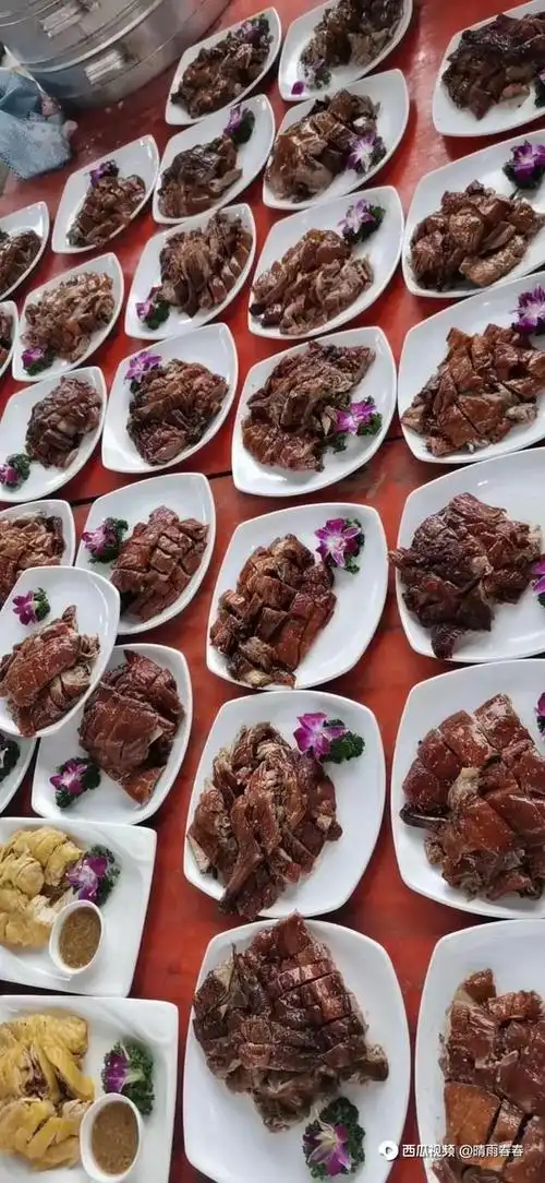 三哥婚宴开席,满满一桌侗族特色美食,小六刚开吃就说要全打包了 - 西