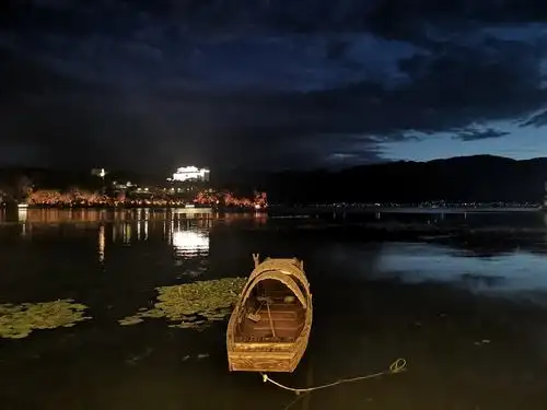 这是洱海的夜景,唯美又静谧.