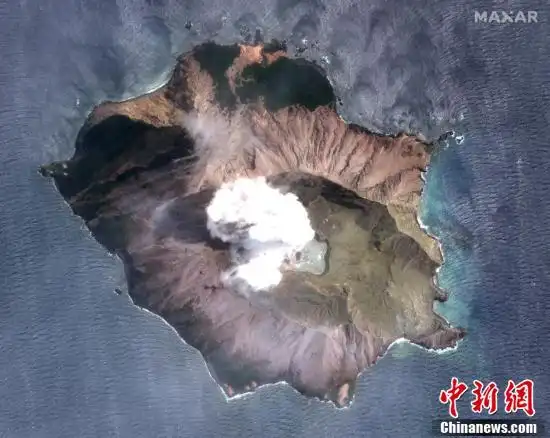 新西兰火山喷发前后卫星对比图曝光
