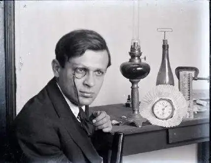 戴单片眼镜会给人一种斯文的威仪感,因而这种眼镜受到一些上层绅士的