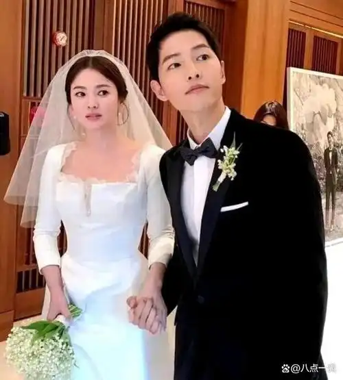 宋仲基夫妇观看球赛39岁外籍妻子产后沧桑显老两人同框似母子