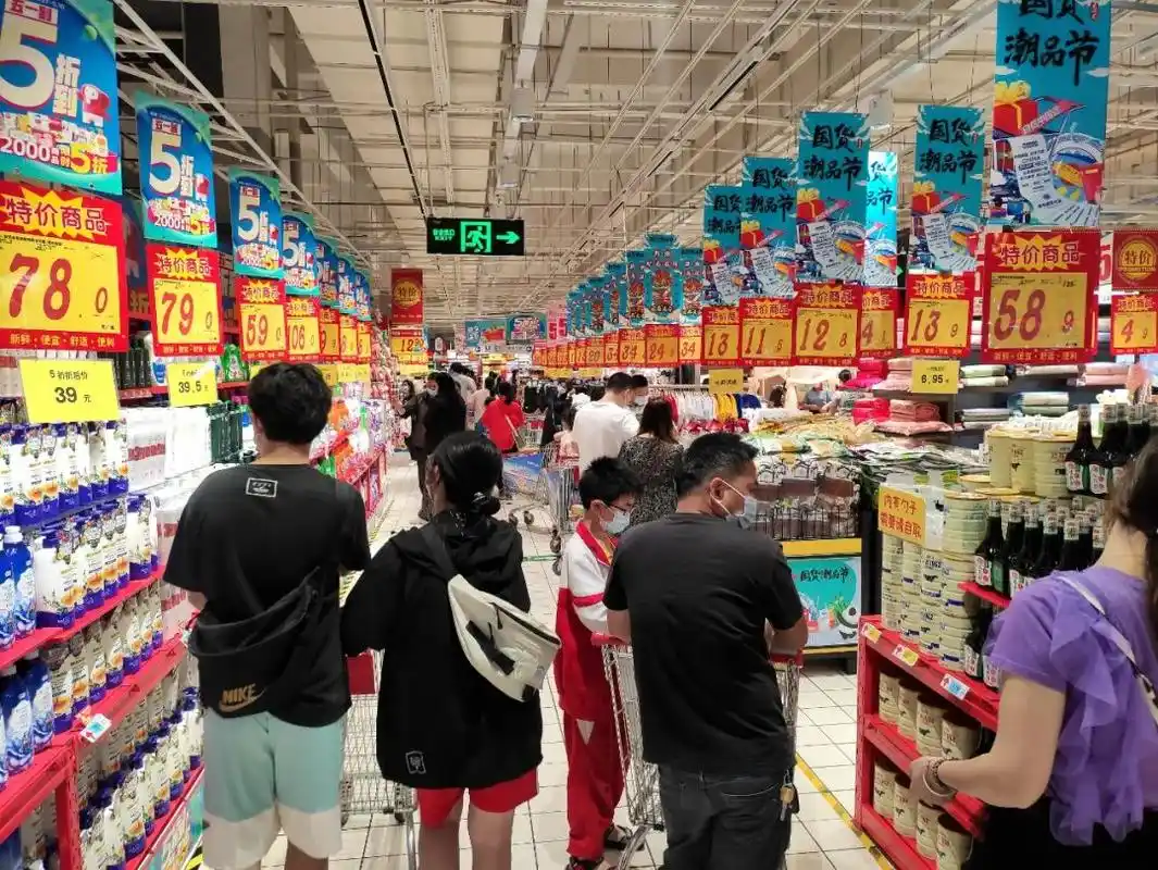 市民在五一假期前往超市购物.