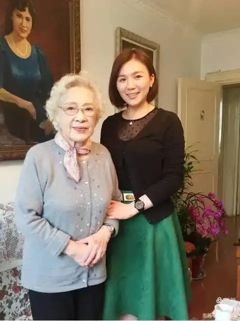 后来,两人结婚.1948年,生下儿子金捷,乳名小弟.随后,生下女儿金斐姮.