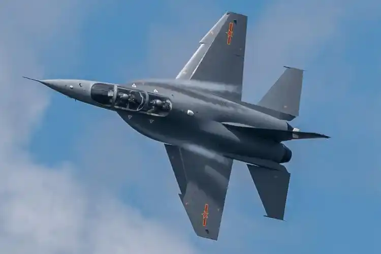 中国空军最帅气的轻型双发战机已经成为歼20的好帮手