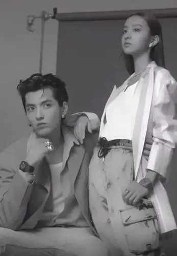 吴亦凡与木村光希合体拍大片,同穿一件风衣,效果美翻了