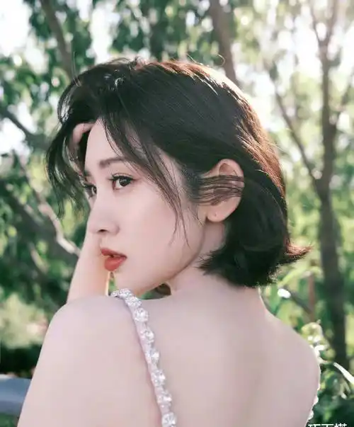 原创唐艺昕这也太适合紫色了小短裙俏丽又优雅根本不像孩她妈