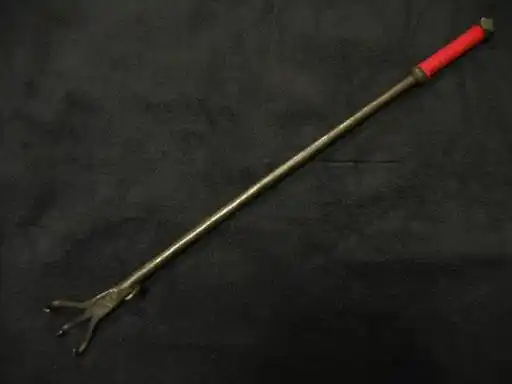 又称挝,在民间流传较广.抓头形似爪,缚以长绳或木柄.