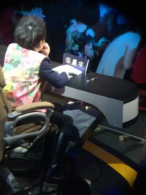 我在观众席上看背影,你装饰了这个综艺,我悄悄躲在你的背景里