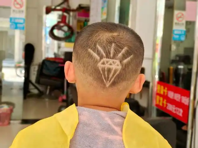 后脑勺的位置还可以做一个钻石的雕刻图案,帅的闪闪发光,各位爸爸妈妈