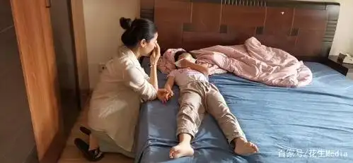 (图为妈妈守在牧怡的床边)