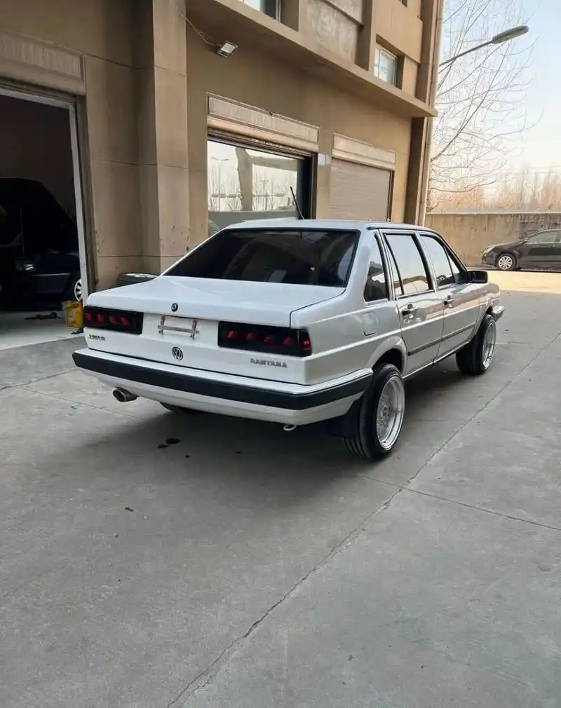 爆改白色桑塔纳普桑 改装桑塔纳.复古双拼色内饰 bbs轮毂