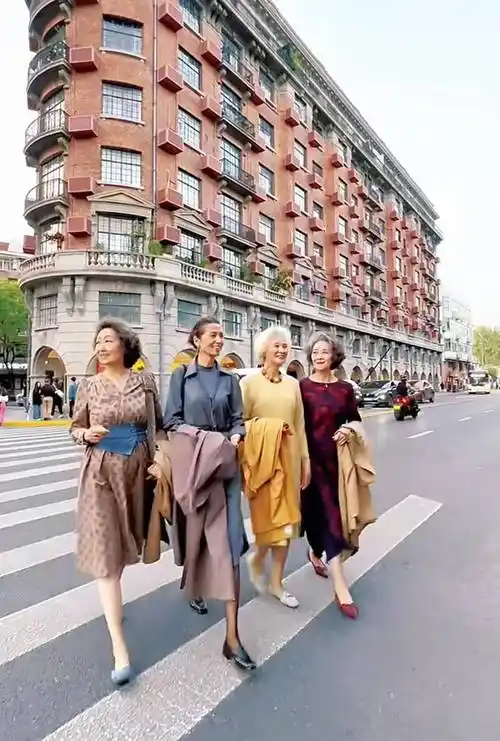 4位北京奶奶告诉你:穿裙过膝,鞋不带跟,白发不染,老了也优雅_气质