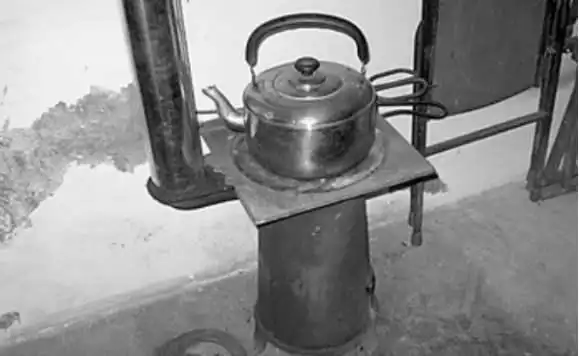 这是爷爷奶奶以前做饭取暖的炉子