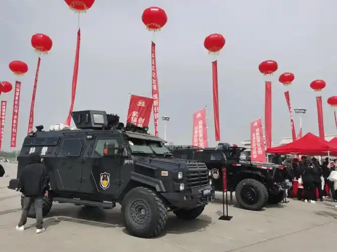 活动现场,特警人员的猛士越野车,剑齿虎装甲车,狙击枪,自动步枪等装备