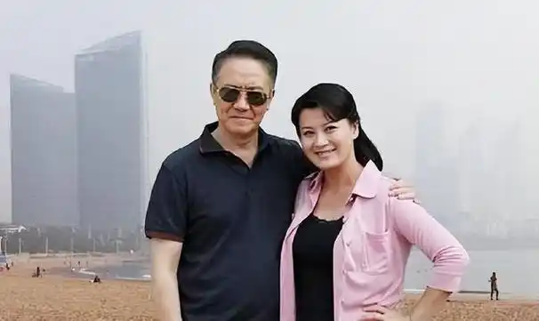 国家一级演员李幼斌:身家过亿开7万国产车,娶3婚小12岁妻子