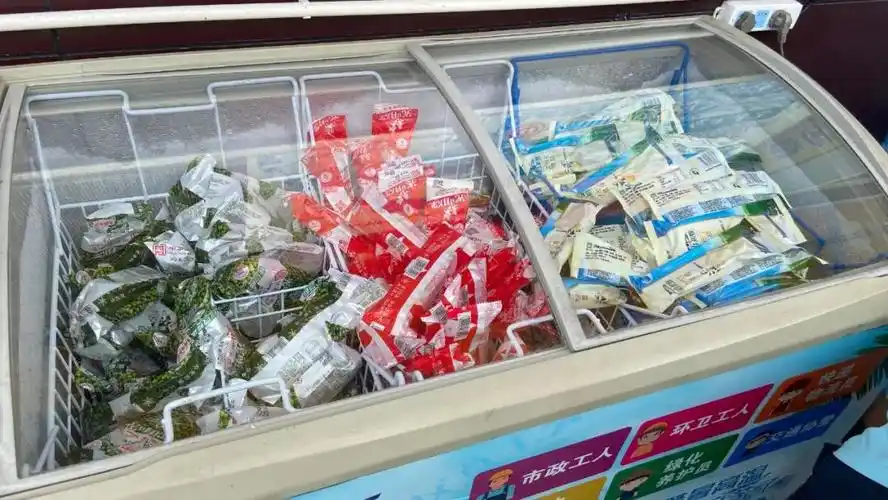 金山这个冰柜清凉来袭他们都在排队免费领冰棍