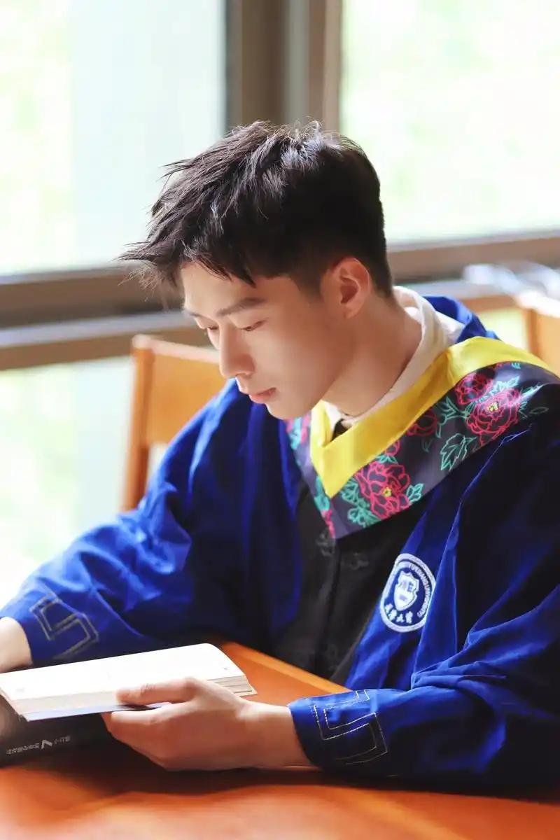 毕业季 #男生写真 #拍照姿势 #毕业照怎么拍 #图书馆拍照