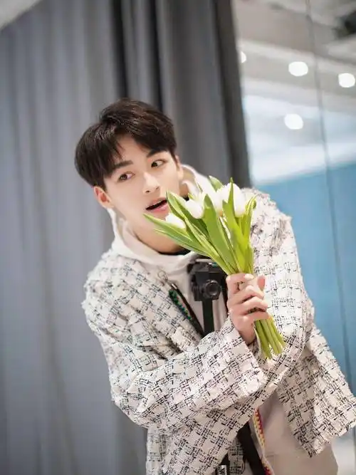 何洛洛最新写真曝光手拿郁金香光影幢幢勾勒少年模样