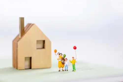 一个妈妈带着三个孩子缩微概念