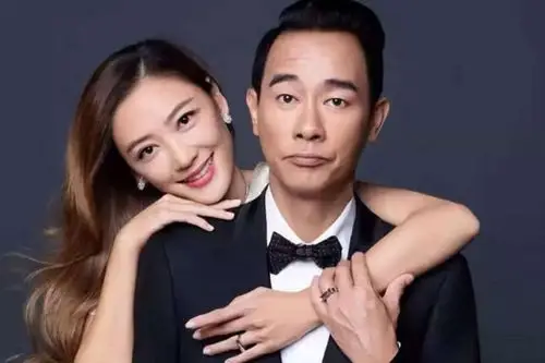 陈小春澳门演唱会调皮可爱应采儿秦岚现身粉丝台应援