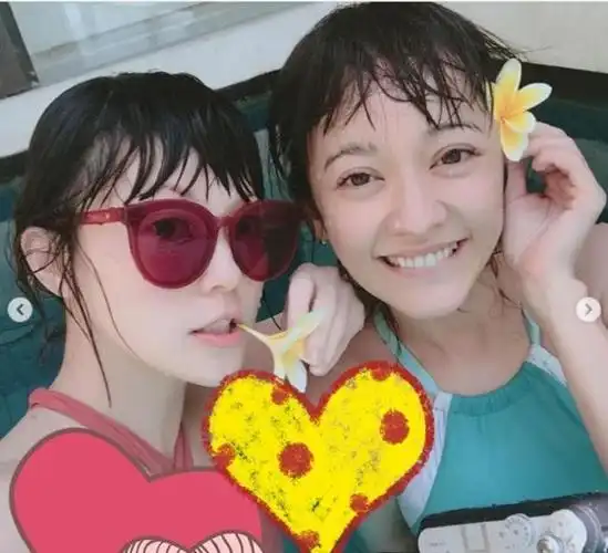 陈意涵出月子后,和闺蜜喝下午茶,网友调侃闺蜜比她可爱,还美