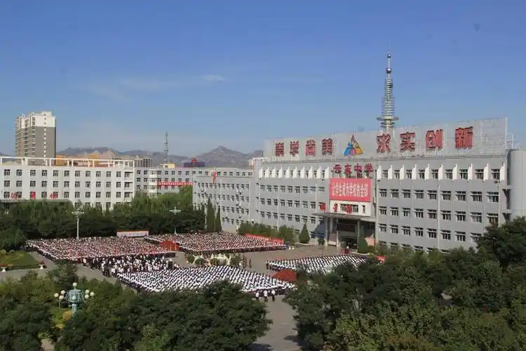 新学期新课程, 新理念新方式,——我校举行新学期第一次升旗仪式