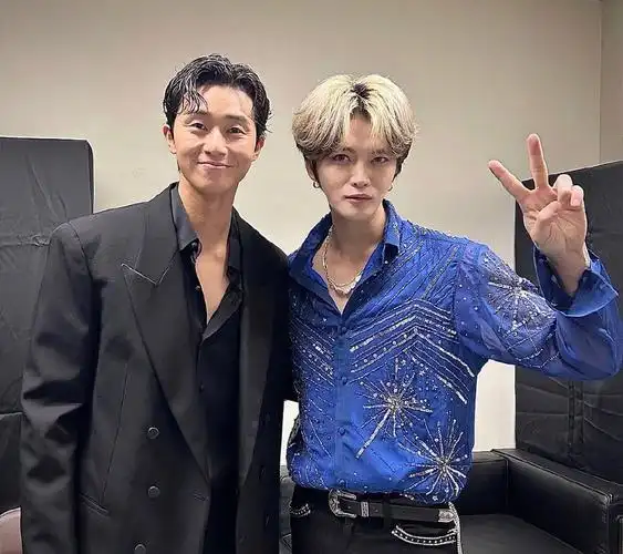 组图:帅哥同框!金在中晒与朴叙俊合照 两人开心比耶