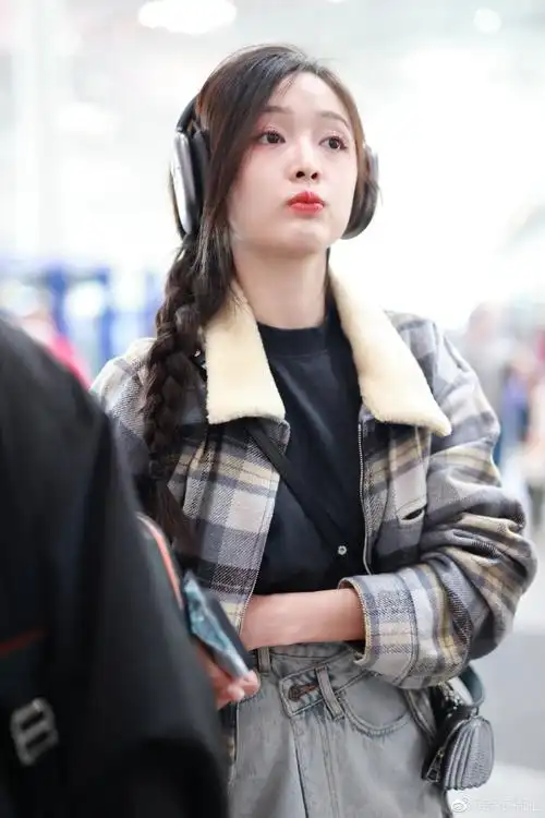吴宣仪超话#街拍时刻#2023/04/15@吴宣仪_betty最新机场街拍