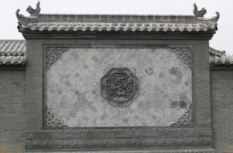 砖雕实景案例|新中式影壁墙采用福禄寿喜砖雕挂件搭配青砖龟背纹