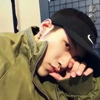 戴鸭舌帽男生头像