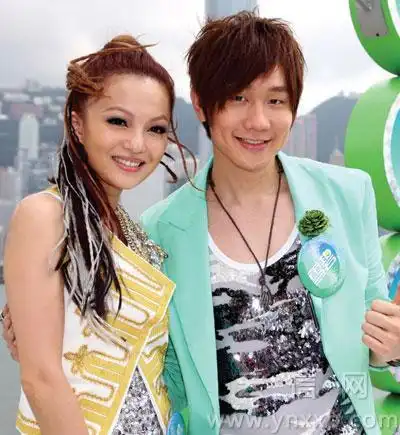 求林俊杰张韶涵的"电脑桌面"(要他俩的合影)谢谢