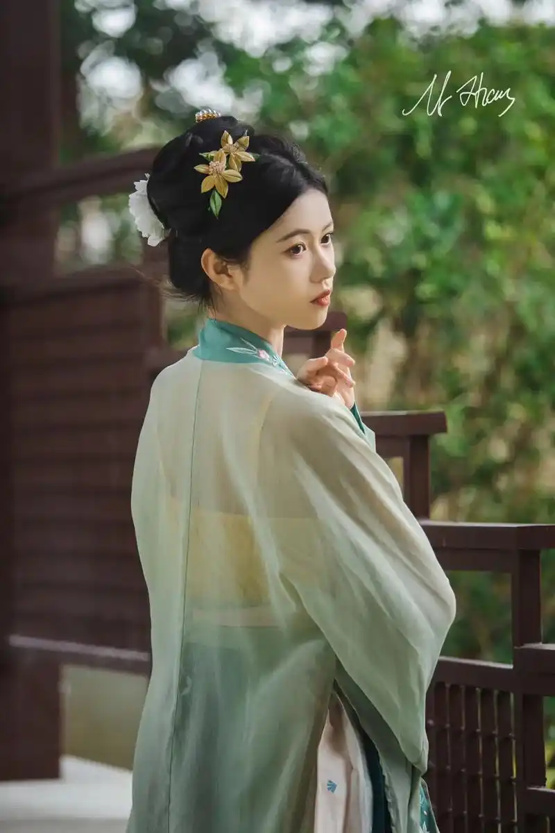 汉服 #民国风 #花期已至美好如初 #摄影 #中山 青衫烟 - 抖音