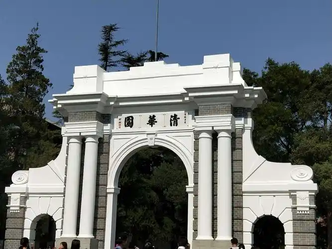 这里的人们都称之为二门一一"清华的二门".