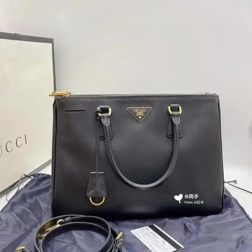 prada/普拉达经典黑色杀手包手提斜挎包 尺寸34*23*16 公价两万多