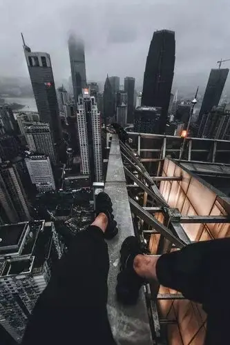 王告白觉得自己第一次看清重庆,是在解放碑附近一栋285米高高楼的楼顶