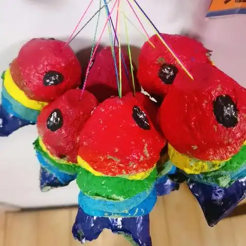 新年来啦～我们把鸡蛋托盘染成彩虹的颜色做了条彩虹鱼年年有余