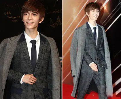 郭敬明穿风衣图片曝光 身高差别真的惊呆网友