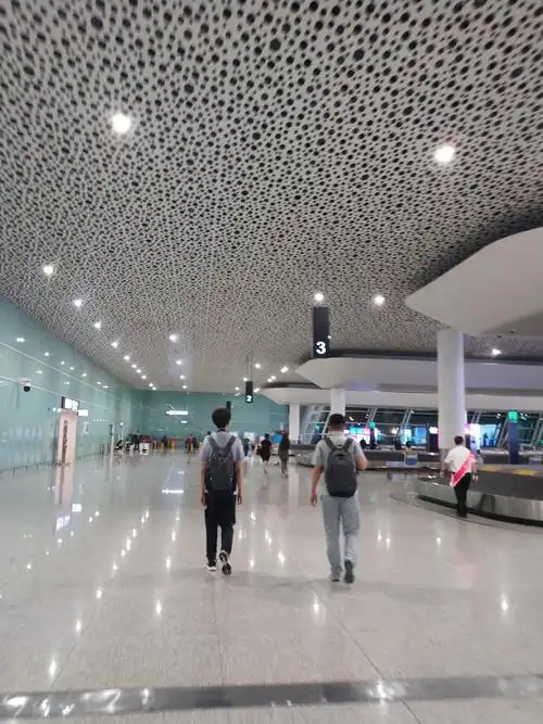 飞机晚点三小时,到达深圳宝安机场,已是2020.9.9.1:30.