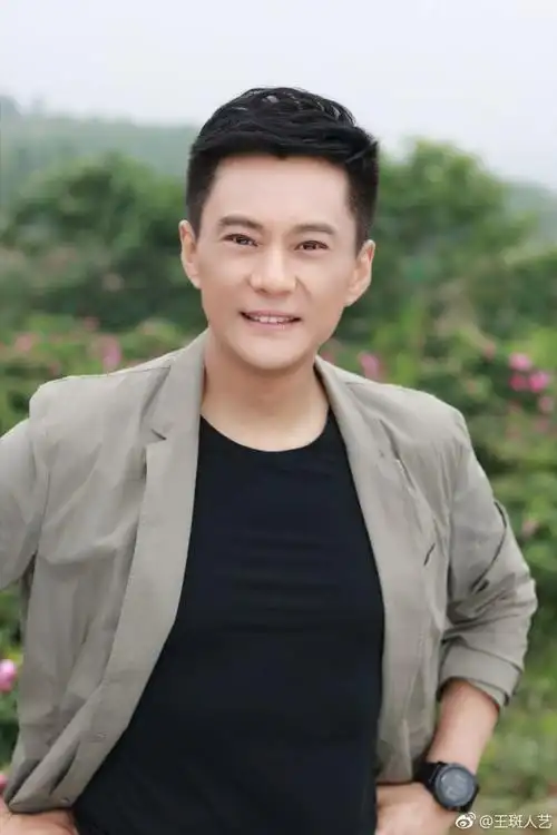 王斑16岁就走进了大学的校门,17岁的时候就出演了第一部电影《红楼