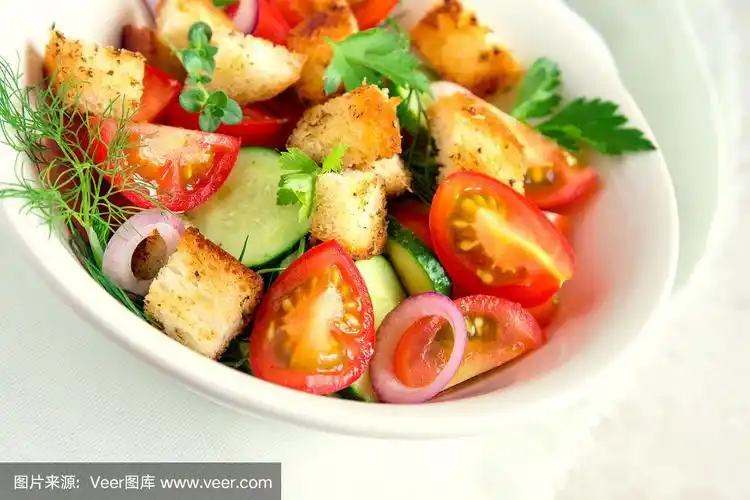 油炸面包丁蔬菜沙拉
